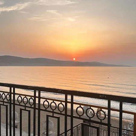 Апартамент Penthouse Happy Moments *