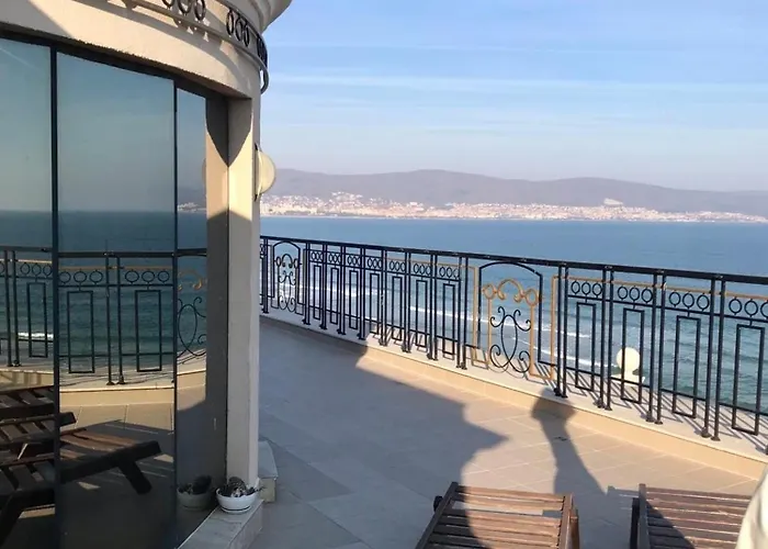 Penthouse Happy Moments Apartment